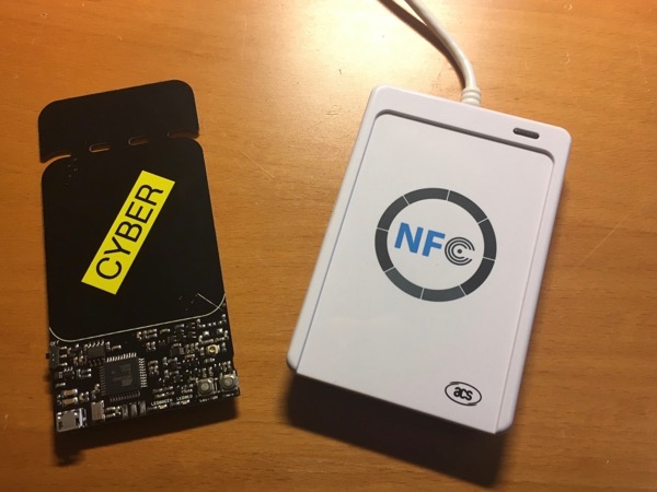 Die Werkzeuge: Links der Chameleon Mini, rechts mein NFC-Leser.